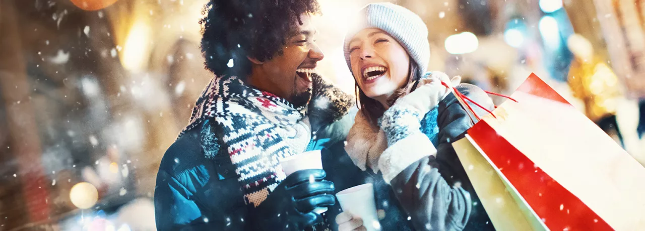 coppia che fa shopping a natale