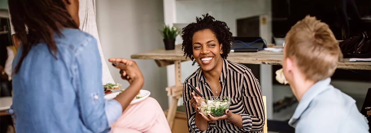 colleghi in pausa pranzo 