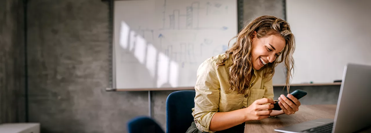lavoratrice davanti al computer 