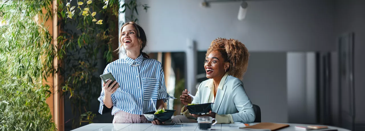 dipendenti in pausa pranzo 