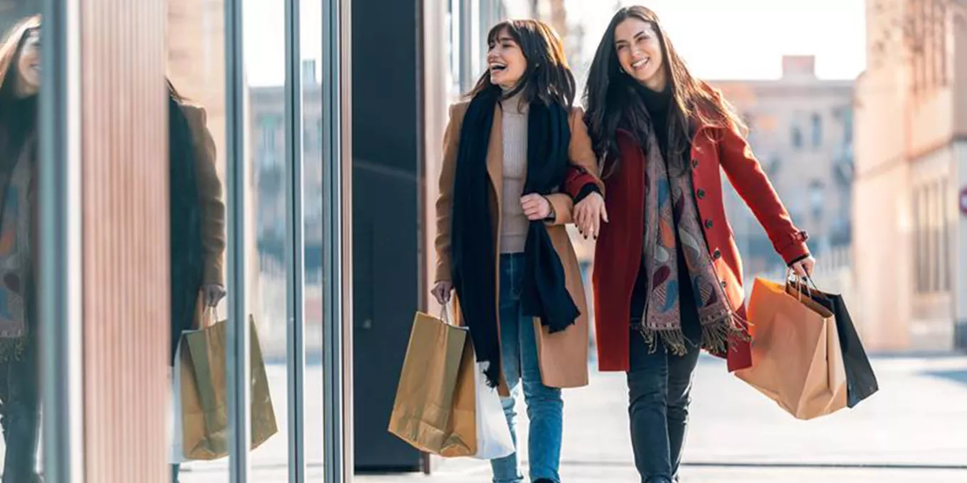 Ragazze felici che fanno shopping