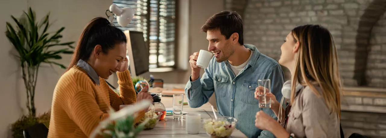 colleghi in pausa pranzo 