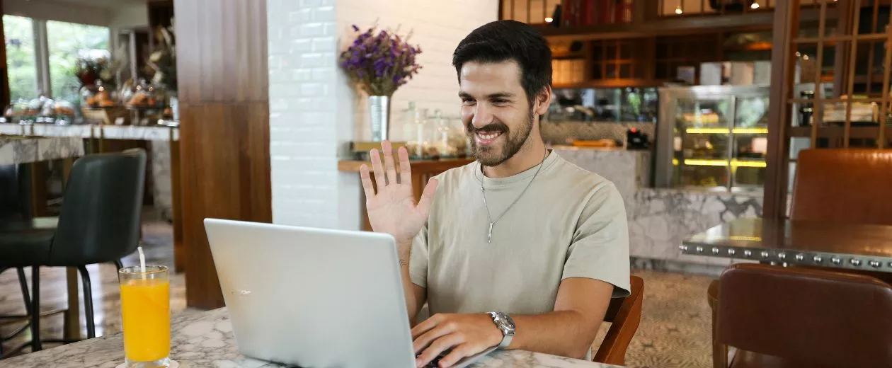 dipendente felice usa il computer 