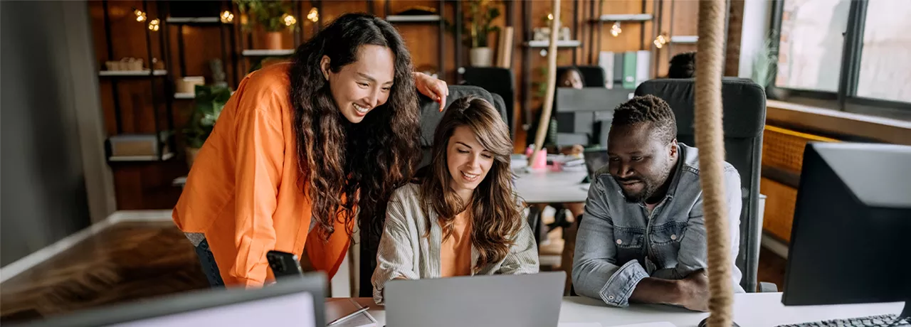 colleghi-felici-grazie-ai-benefit-aziendali 