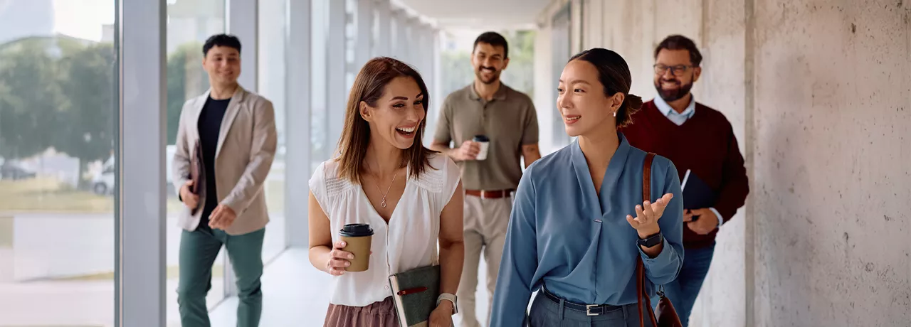 dipendenit-felici-camminano 