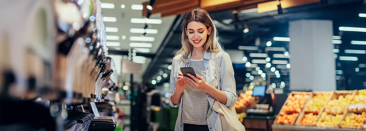 dipendente-fa-la-spesa-con-buoni-pasto-elettronici 