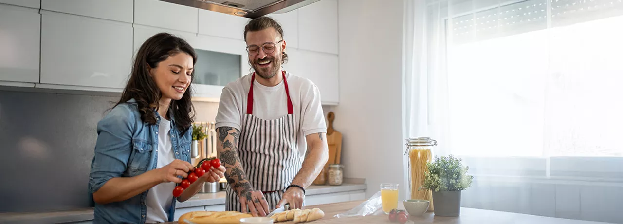 coppia-felice-cucina-grazie-buoni-pasto-elettronici