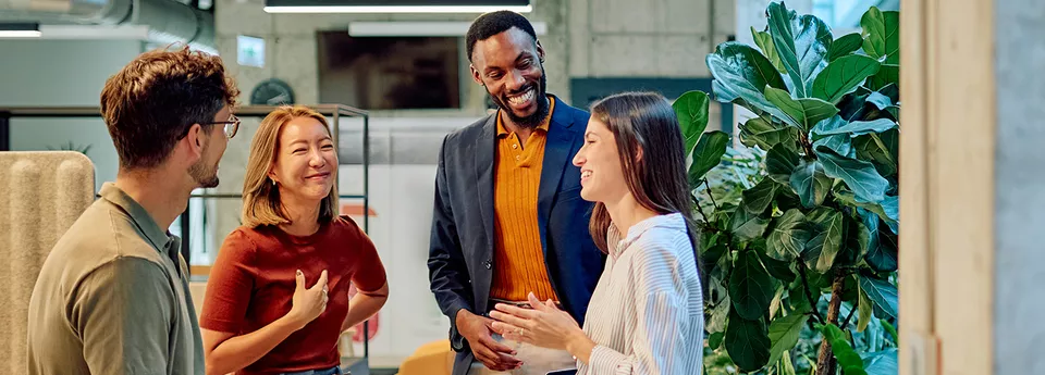 colleghi-felici-in-ufficio 