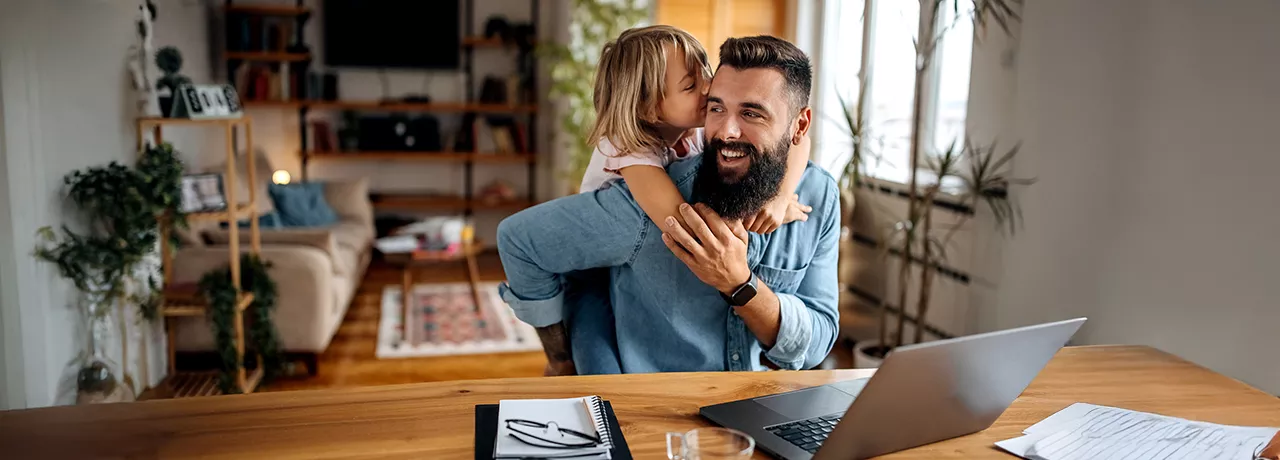 lavoratore-autonomo-con-sua-figlia-usa-buoni-pasto