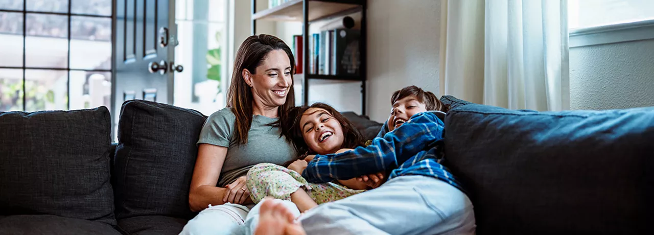 dipendente-felice-a-casa 