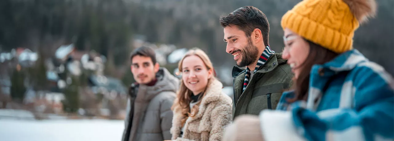 dipendenti-felici-in-montagna-con-buoni-acquisto-pluxee 