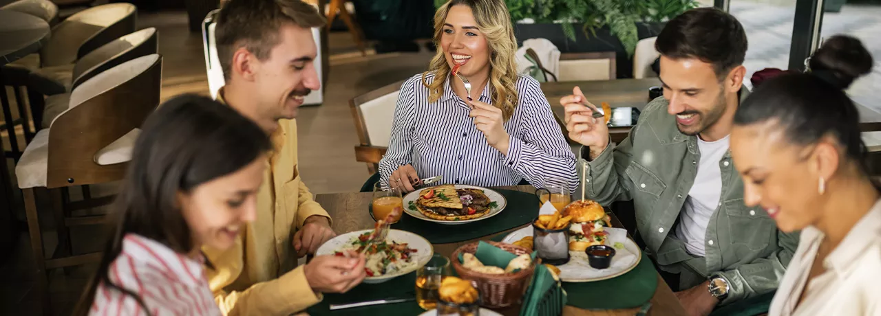 colleghi-felici-usano-buoni-pasto-aziendali 