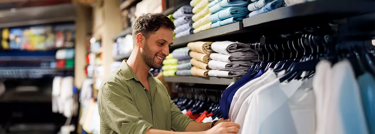 ragazzo-fa-shopping-con-buoni-acquisto-ccnl-metalmeccanici