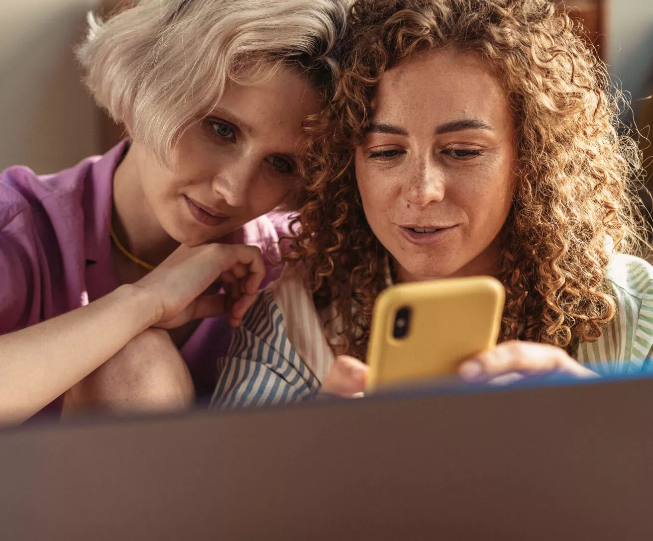 Ragazze che fanno shopping online
