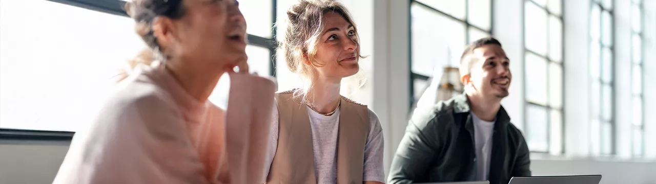dipendenti guardano felici il loro portale welfare