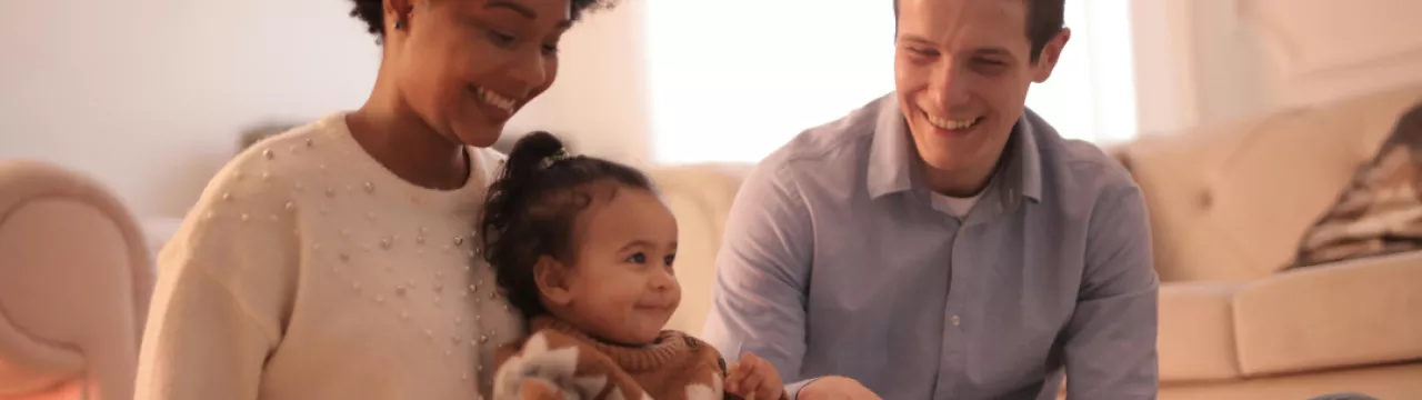 dipendenti guardano felici il loro portale welfare