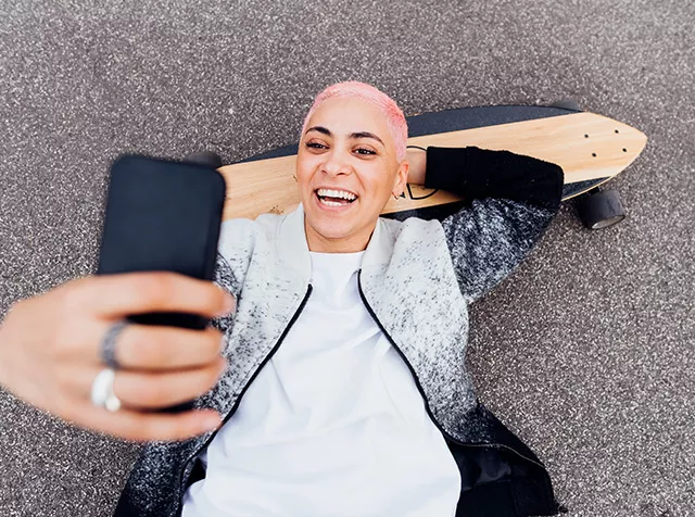 Immagine di una ragazza che ride sdraiata sullo skate. Il club esclusivo dedicato agli utilizzatori dei Buoni Pasto Pluxee apre un mondo di opportunità per vivere al meglio quello che ti piace di più.