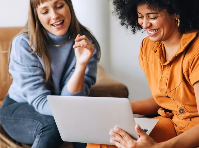 Immagine di due ragazze sorridenti che guardano il pc. Le nostre soluzioni garantiscono una gestione efficace per supportare i nostri partner commerciali nella crescita del loro business.