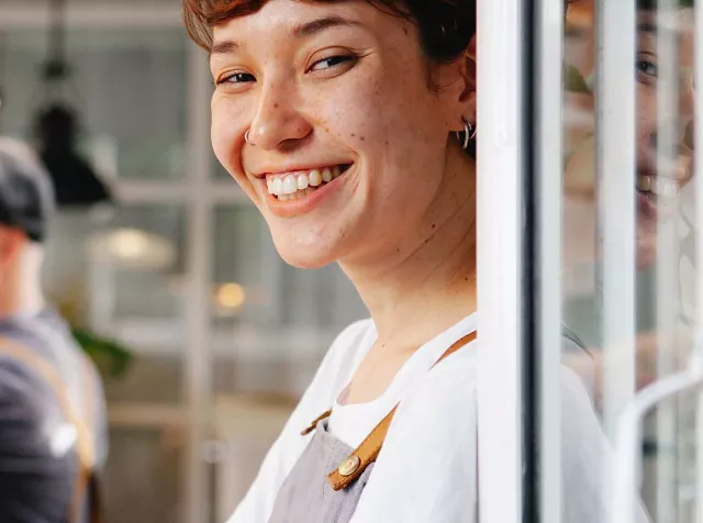 Immagine di un esercente che sorride. Apriamo ai nostri partner commerciali un mondo di opportunità.