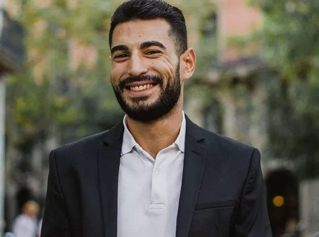 Immagine di un uomo che sorride. Rappresenta un cliente soddisfatto dei vantaggi derivanti dalle soluzioni di Pluxee.