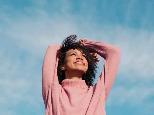 L’immagine di una ragazza che sorride rappresenta il benessere che apportano le nostre soluzioni ia dipendenti