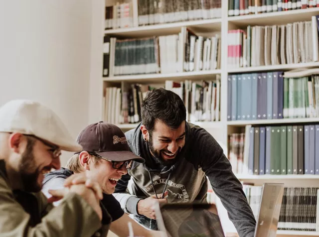 L’immagine di un gruppo di colleghi che lavorano insieme sorridendo rappresenta il coinvolgimento e il benessere che le nostre soluzioni apportano ai 
