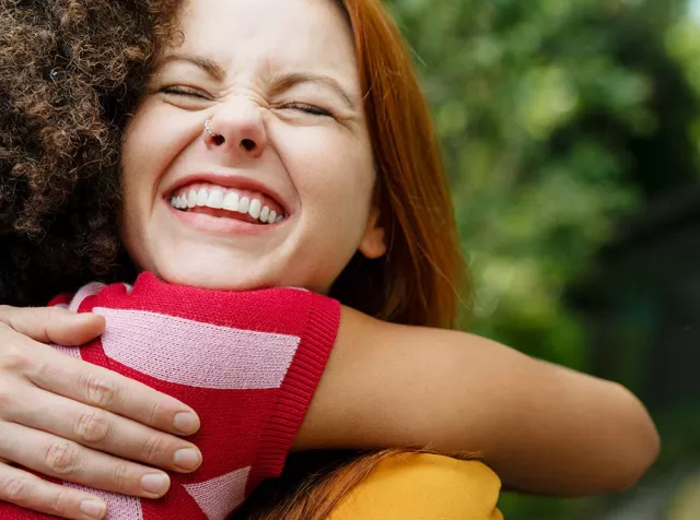 L’immagine di due ragazze sorridenti che si abbracciano rappresenta il nostro impegno per il benessere e l’engagement dei dipendenti.