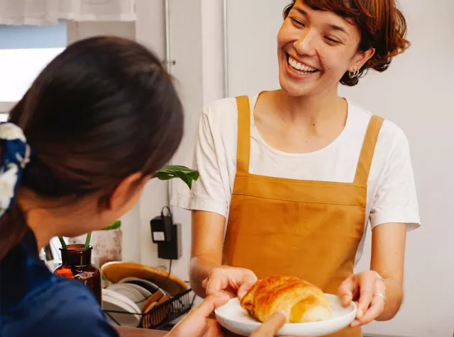 Immagine di una donna che sorride. Le soluzioni Pluxee aprono un mondo di opportunità per una crescita più dinamica del business dei nostri partner commerciali.