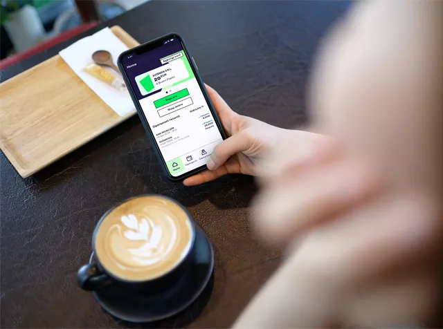 Immagine di un utilizzatore che paga direttamente da smartphone grazie alla card virtuale dei Buoni Pasto Pluxee