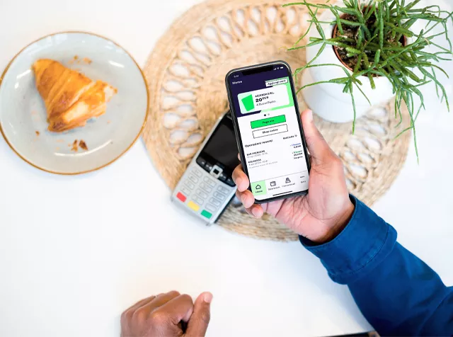 Immagine di un utilizzatore che paga direttamente da smartphone grazie alla card virtuale dei Buoni Pasto Pluxee