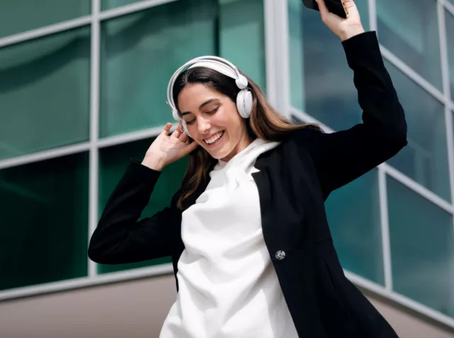 Ragazza felice con le cuffie