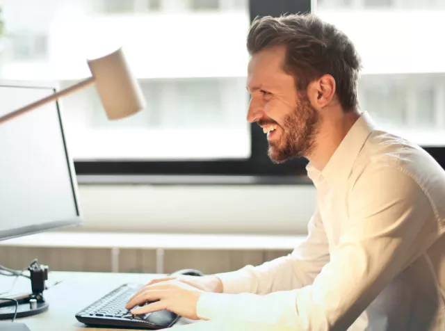 Lavoratore alla scrivania