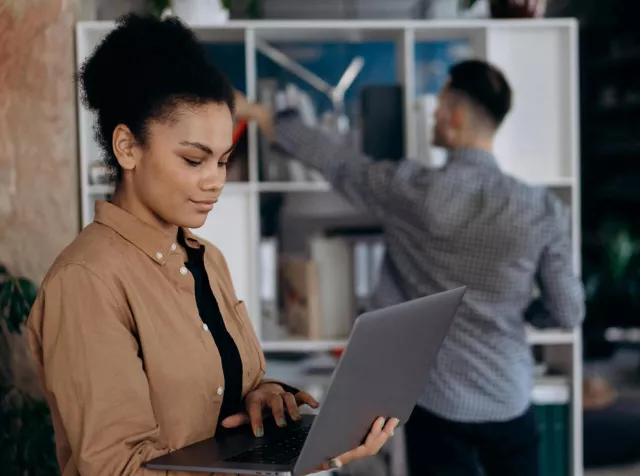 Immagine di un ragazzo che sorride. Rappresenta la soddisfazione dei nostri partner commerciali nell’utilizzare le nostre soluzioni.