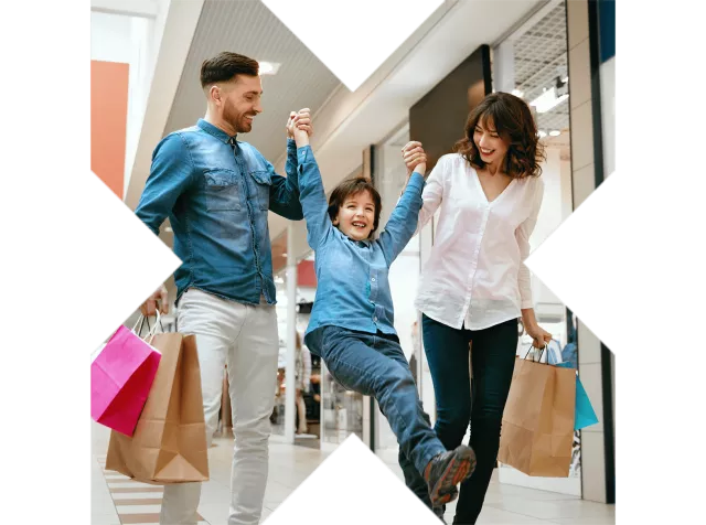 Dipendenti con figlio che fanno shopping grazie ai buoni acquisto pluxee