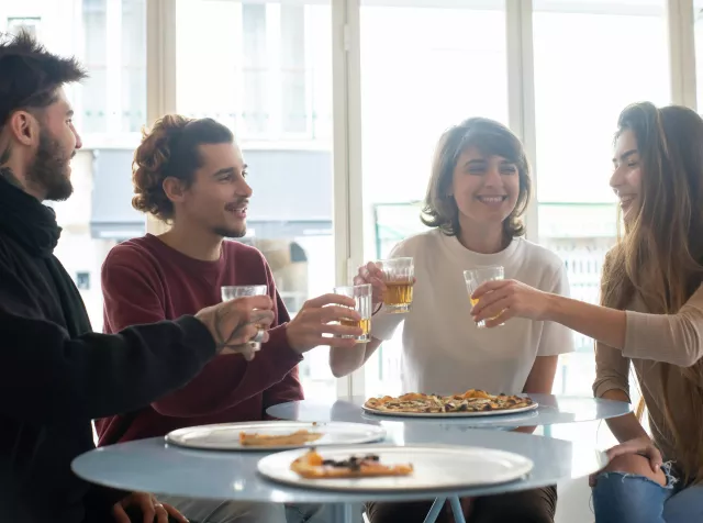 L’immagine di due ragazze che bevono un caffè insieme sorridendo rappresenta il benessere che le nostre soluzioni apportano ai dipendenti delle nostre aziende clienti.