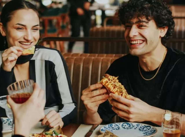 colleghi si godono una pausa pranzo pagando con i buoni pasto
