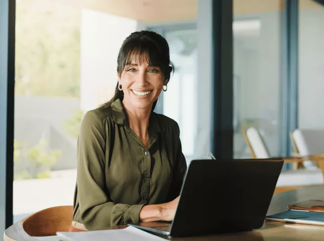 Manager sorridente davanti al pc