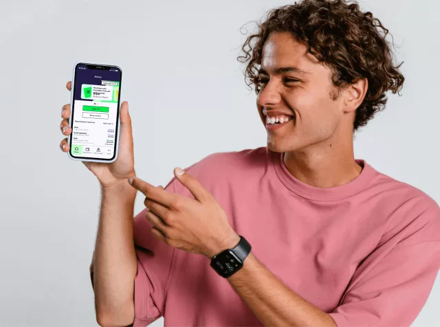 Ragazzo che utilizza l'app Pluxee Italia per smartphone