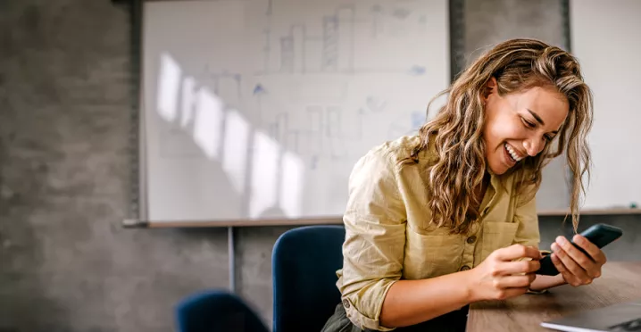 lavoratrice davanti al computer