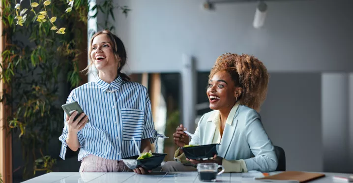 dipendenti in pausa pranzo