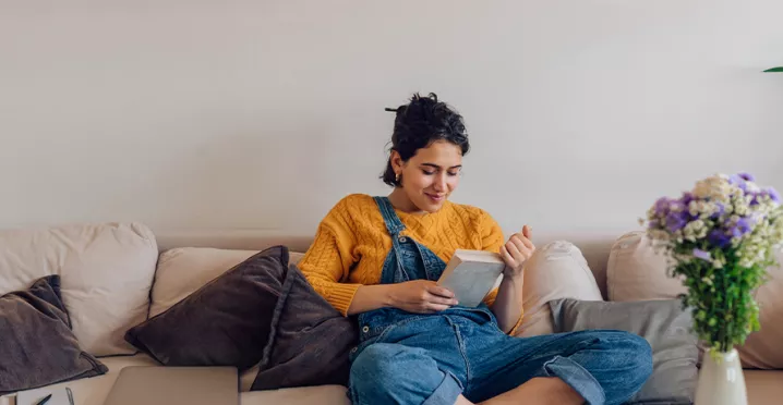 ragazza che legge u libro a casa 