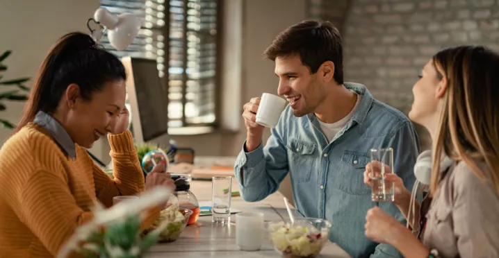 colleghi in pausa pranzo