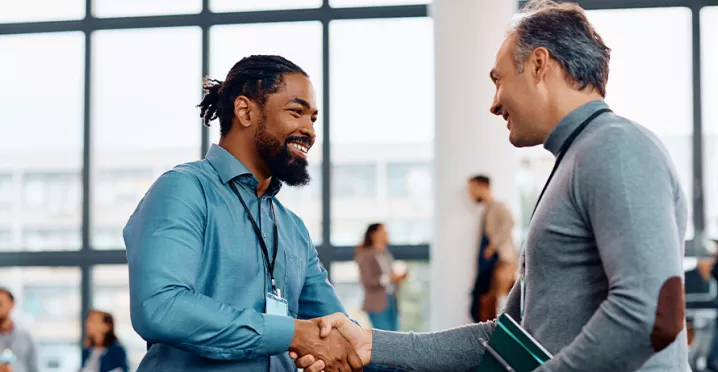 stretta-di-mano-colleghi-per-rinnovo-ccnl