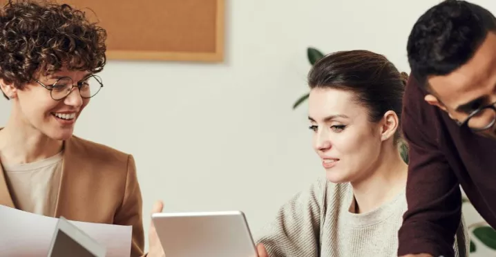 colleghi lavorano insieme