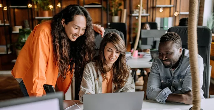 colleghi-felici-grazie-ai-benefit-aziendali