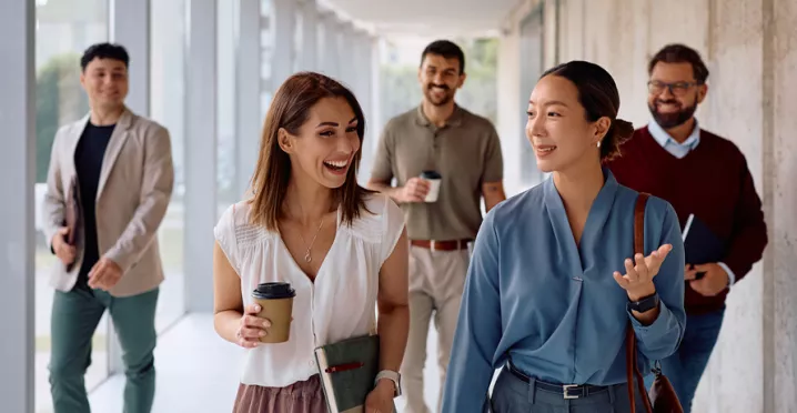 dipendenit-felici-camminano