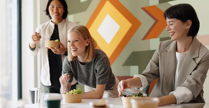 colleghi-consumano-pranzo-salutare-con-buoni-pasto