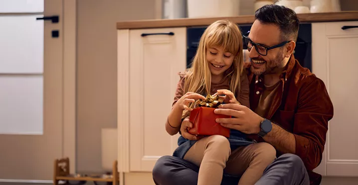 padre-figlia-felici-regalo-natale-aziendale