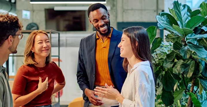 colleghi-felici-in-ufficio