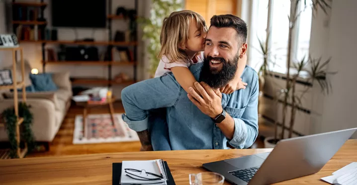 lavoratore-autonomo-con-sua-figlia-usa-buoni-pasto